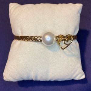 Hawaii White pearl charm bangle